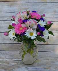 Pretty Blooms Bouquet from Wren's Florist in Bellefontaine, Ohio